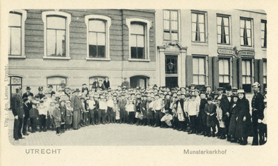 233 Gezicht op het Munsterkerkhof te Utrecht met rechts op de achtergrond de studentensociëteit P.H.R.M. (Placet Hic ...